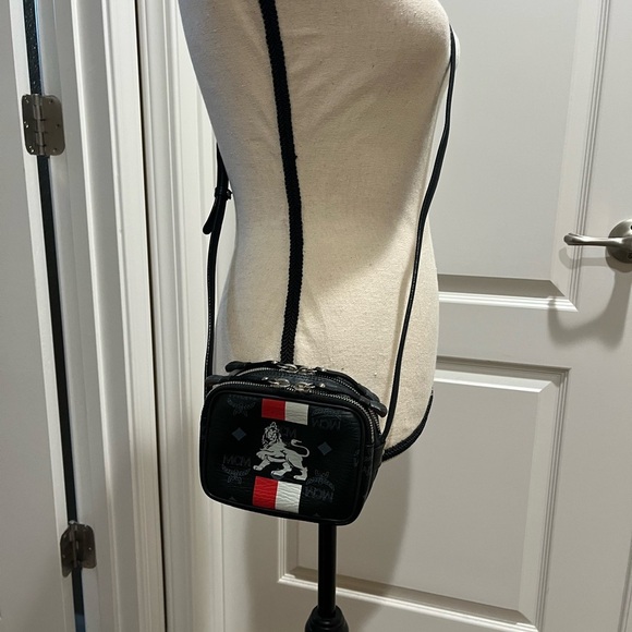 MCM LION PRINCESS SMALL SLING BAG - Picture 8 of 10